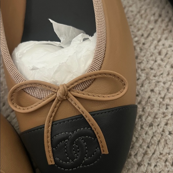 CHANEL
Lambskin Cap Toe CC Ballerina Flats 37 Beige Black 39/8 - Picture 7 of 7